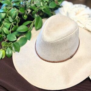 NWOT Beautiful vegan suede hat